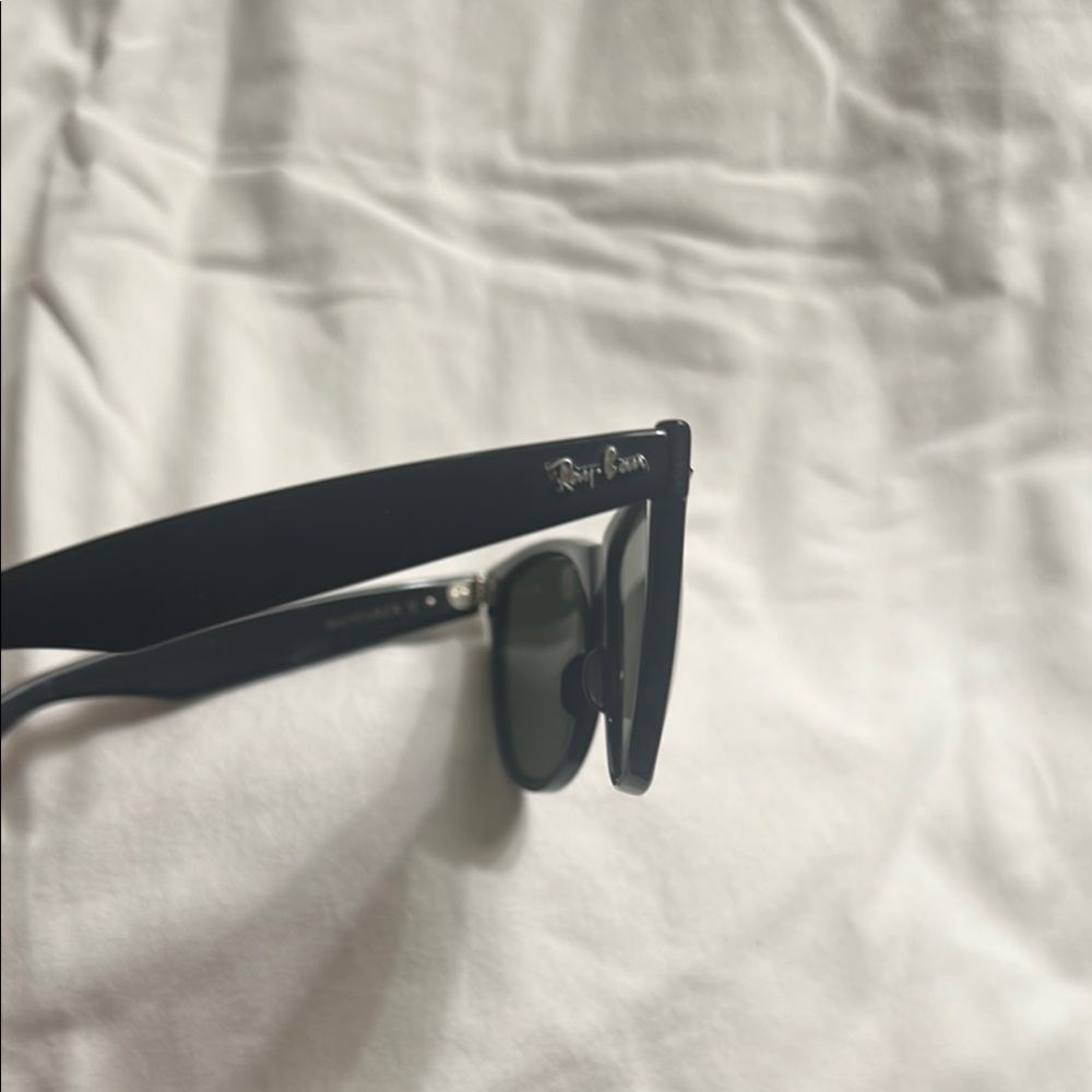 Ray-Ban Black Wayfarer Sunglasses Iconic Design